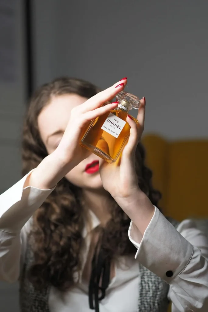 Cómo almacenar perfumes en un lugar fresco y oscuro para conservar su pureza